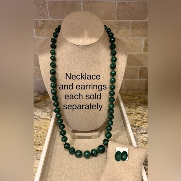 Green malachite post earrings - Picture 2 of 2